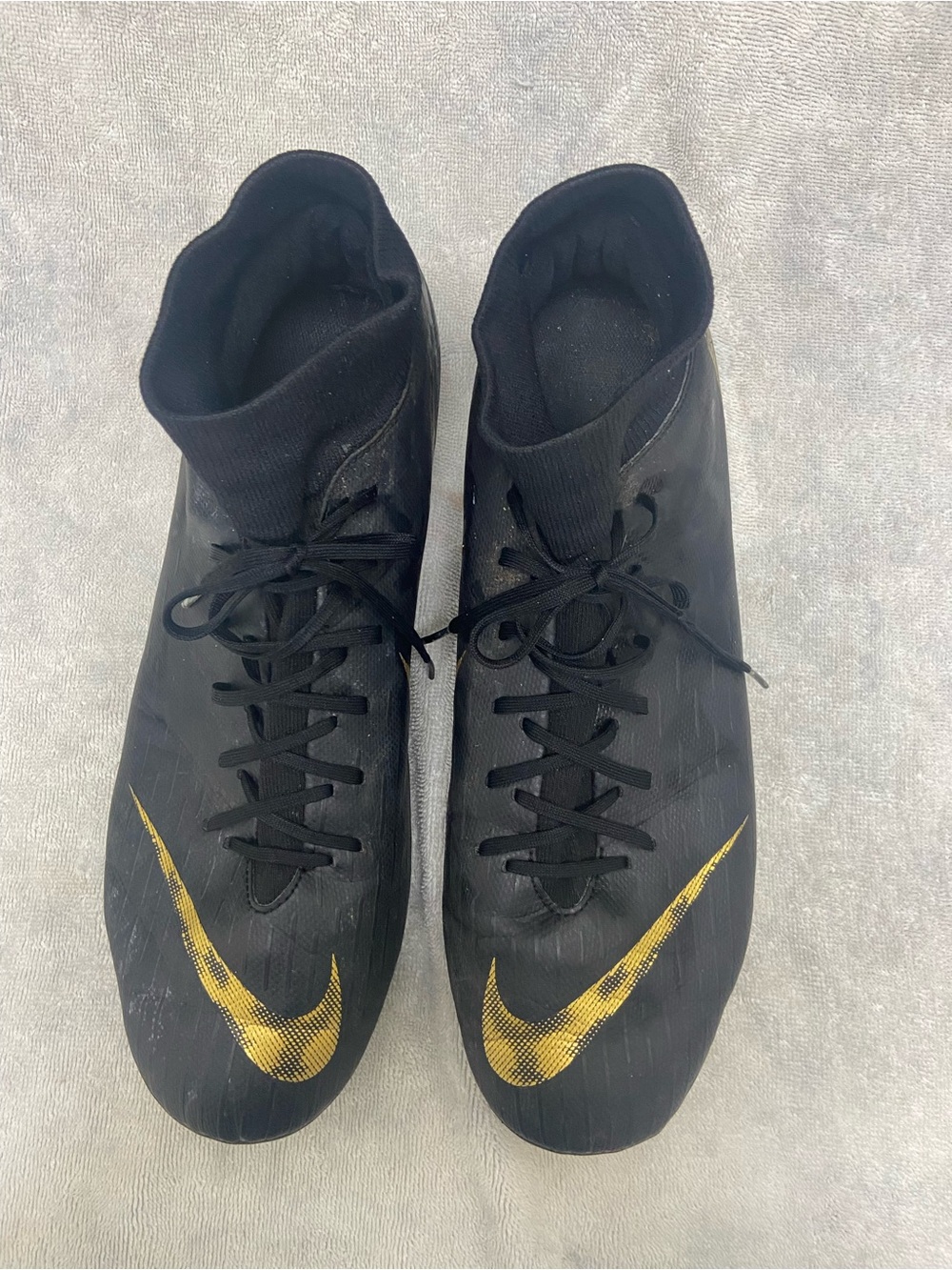 Nike Men’s Black Athletic Cleats with Gold Swoosh